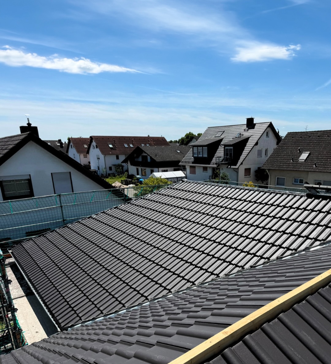 Neu eingedecktes Steildach mit anthrazitfarbenen Dachziegeln